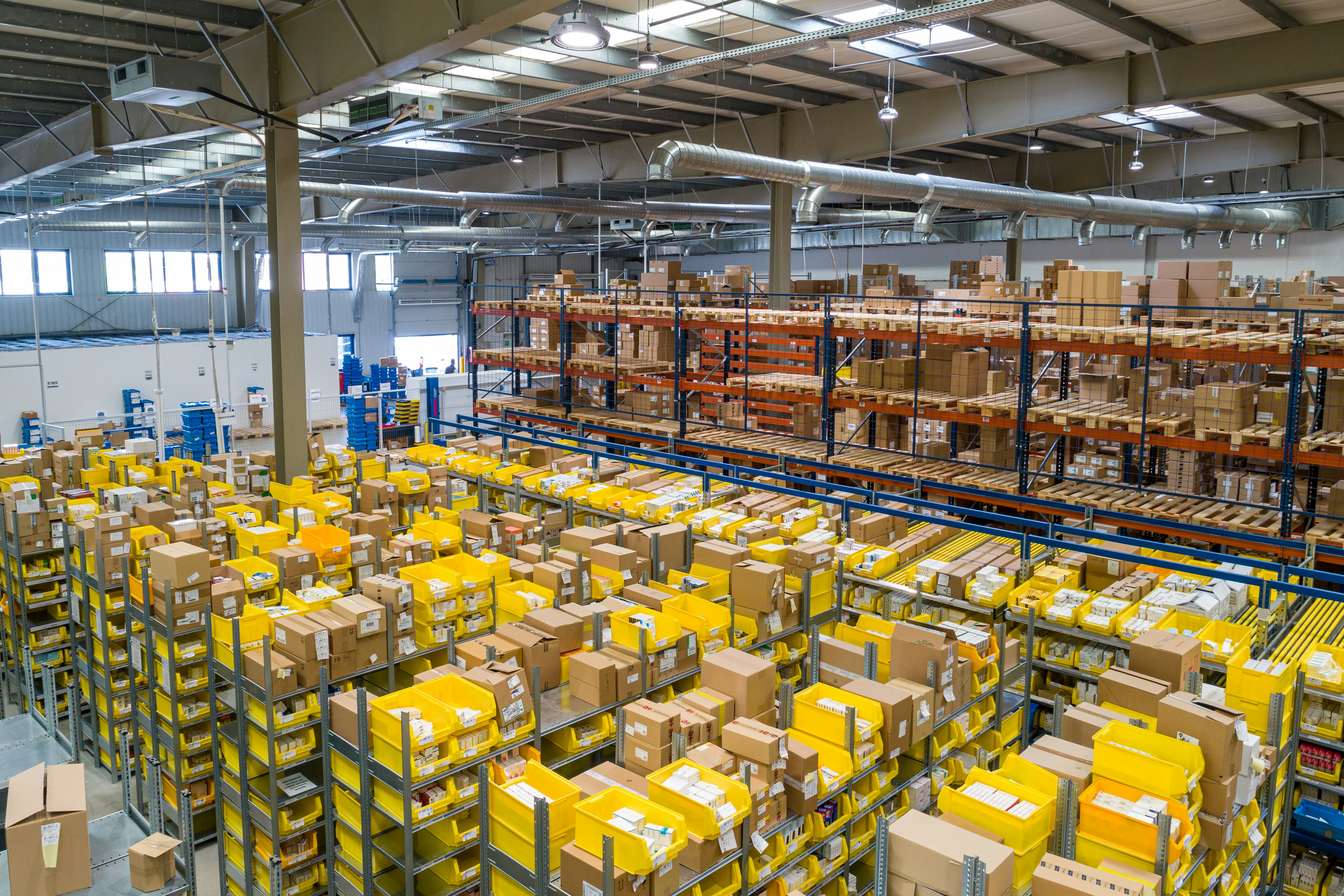 Supply chain logistics management — resilient commodity distribution worldwide
