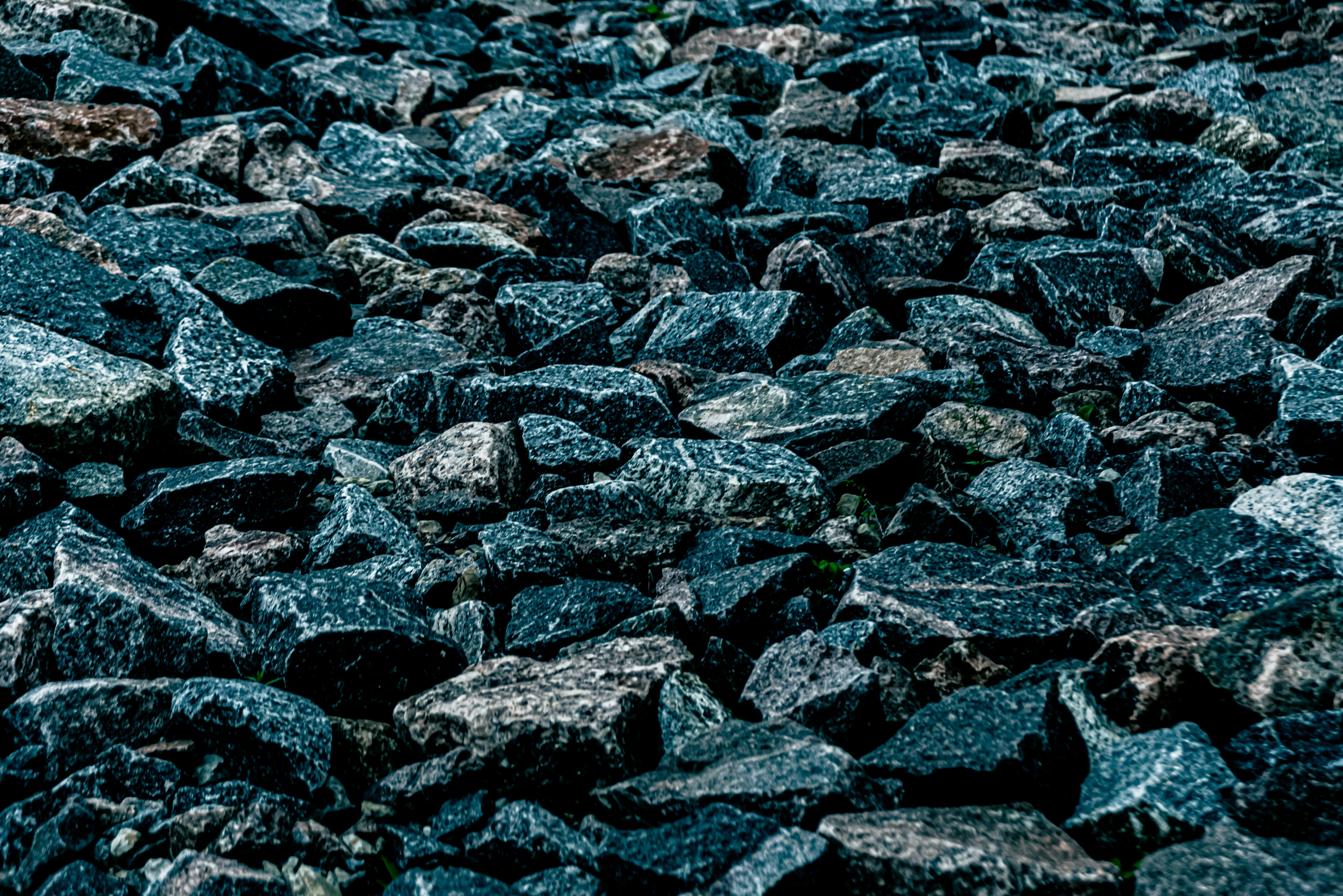 Industrial and precious minerals sourced from verified mines — commodity supplier UAE
