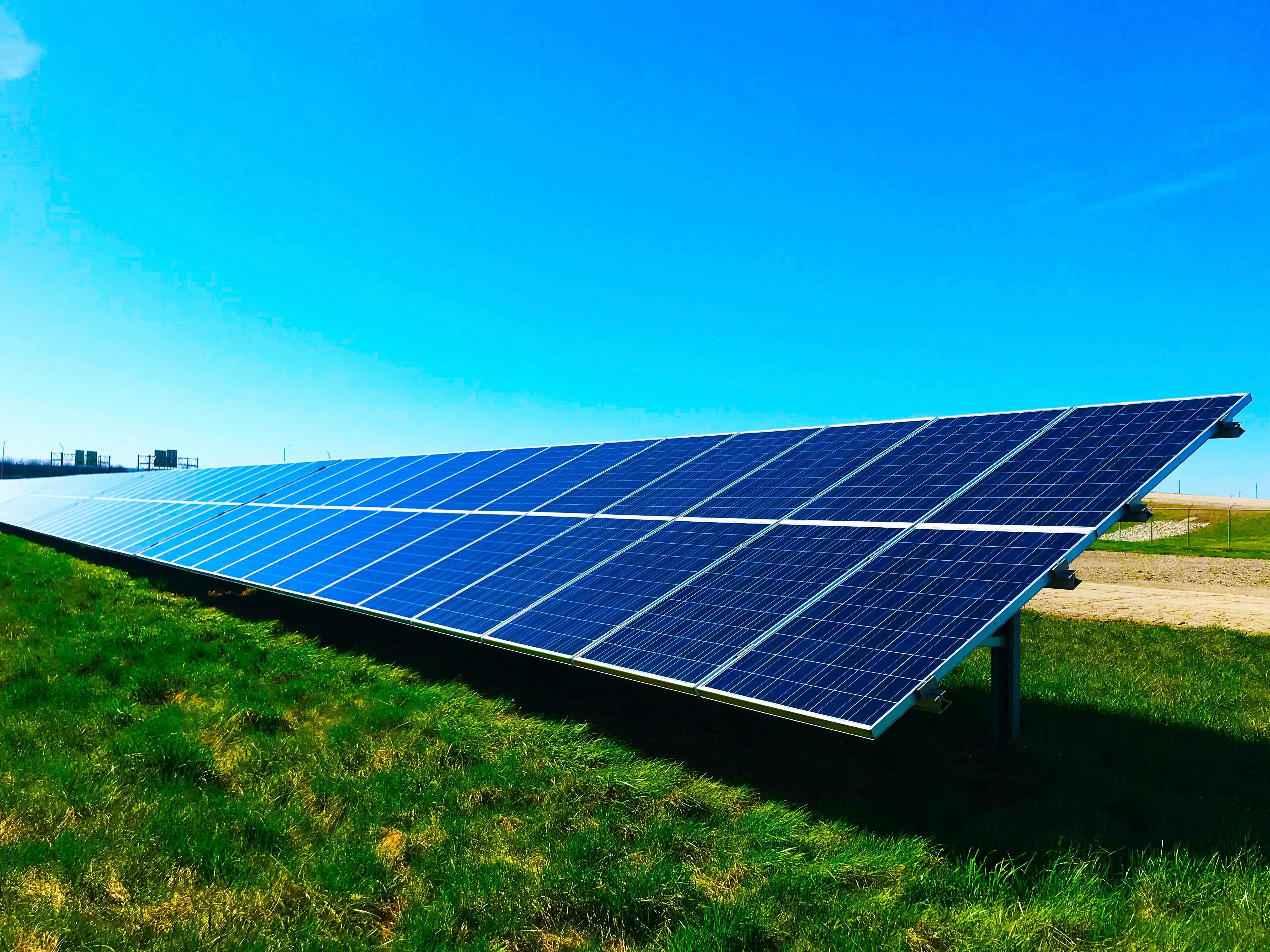 High-efficiency solar panels bulk supply for commercial and utility projects — UAE